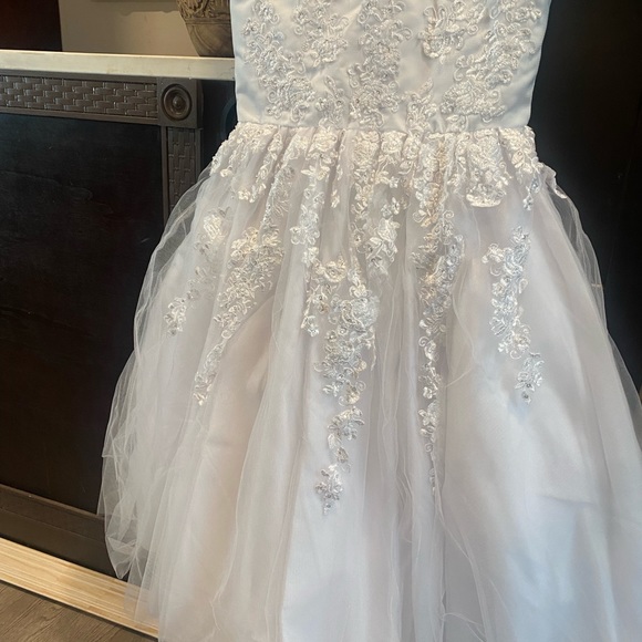 SPARKLE SEQUINS AND FLORAL LACE DESIGN Dress-Veil-Gloves. Dress is flowing - Picture 2 of 16